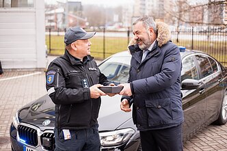 Policijos departamento kiemelyje pristatytas naujas nežymėtas policijos automobilis BMW 530D xDrive