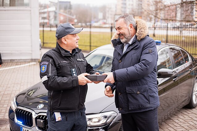 Policijos departamento kiemelyje pristatytas naujas nežymėtas policijos automobilis BMW 530D xDrive