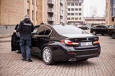 Policijos departamento kiemelyje pristatytas naujas nežymėtas policijos automobilis BMW 530D xDrive