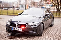 Policijos departamento kiemelyje pristatytas naujas nežymėtas policijos automobilis BMW 530D xDrive