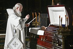 Maskvos patriarchas Kirilas prie Vladimiro Žirinovskio karsto