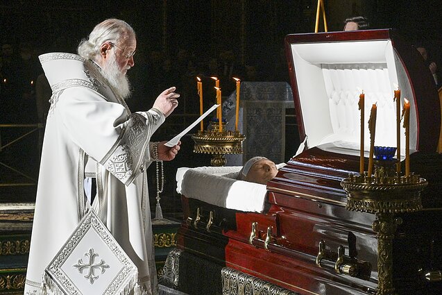 Maskvos patriarchas Kirilas prie Vladimiro Žirinovskio karsto