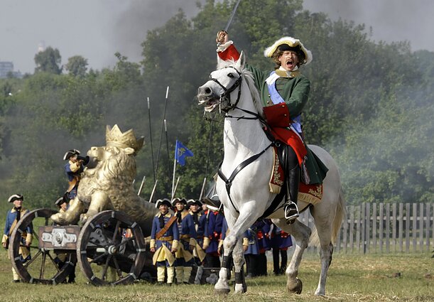 Aktorius įkūnija Petrą I Poltavos mūšio inscenizacijoje 2009 m. Aktorius įkūnija Petrą I Poltavos mūšio inscenizacijoje 2009 m.