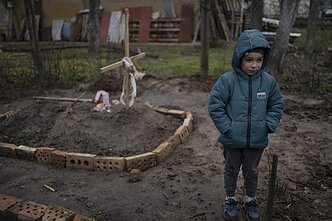 6-metis Vladas prie mamos kapo viename Bučos kiemų