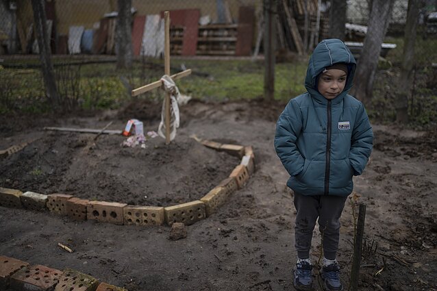 6-metis Vladas prie mamos kapo viename Bučos kiemų