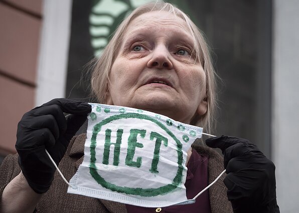 Opozicijos aktyvistė Jelena Osipova protestuoja Peterburge 2020 m. Opozicijos aktyvistė Jelena Osipova protestuoja Peterburge 2020 m.