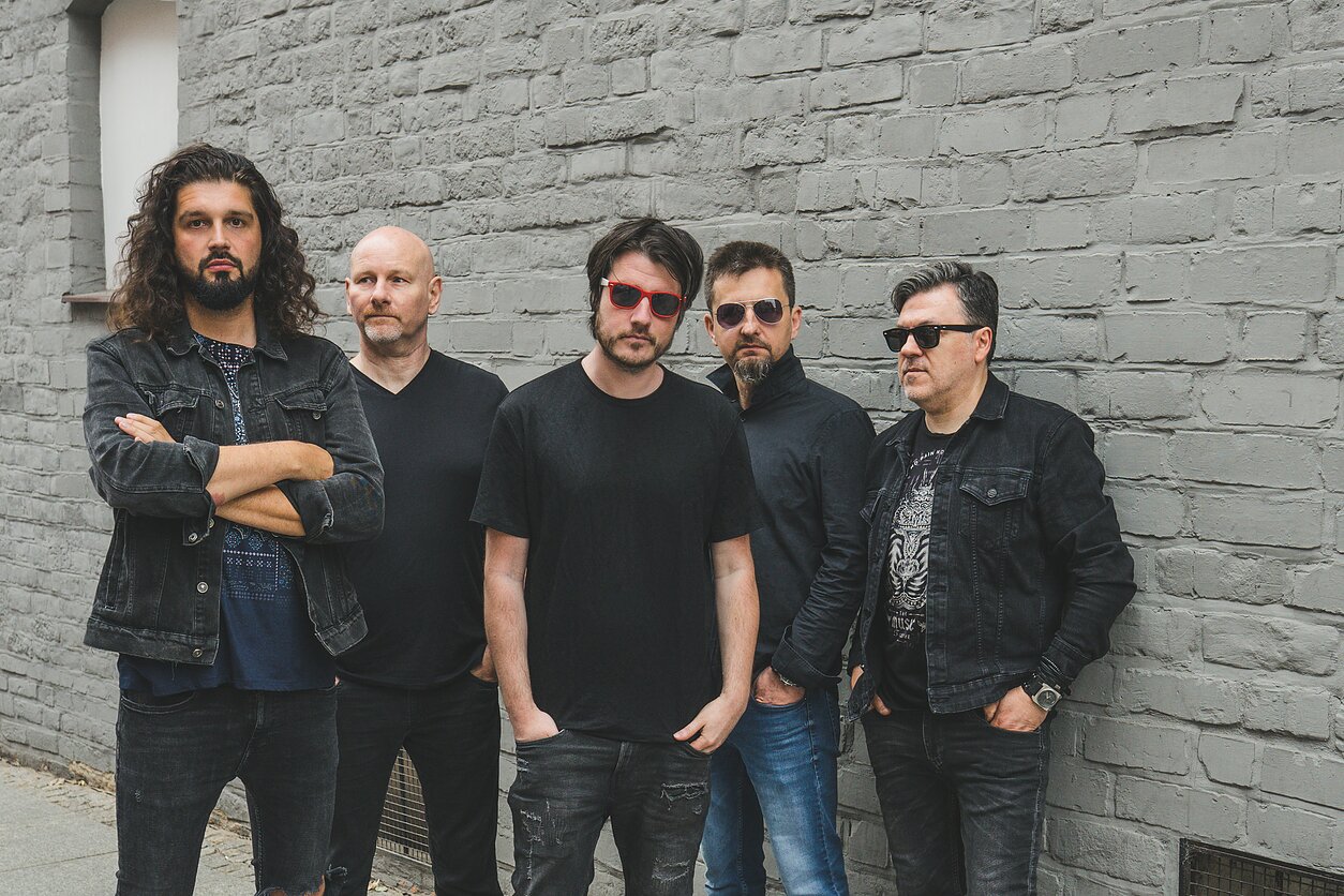 Jackas Moore'as (centre) su grupe