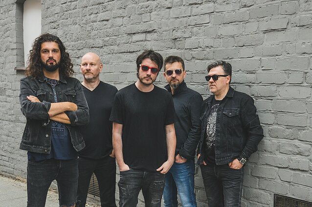 Jackas Moore'as (centre) su grupe