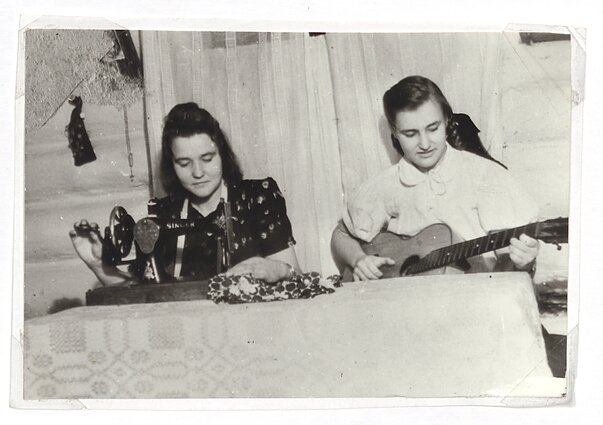 Ona Butrimaitė-Laurinienė su mama tremtyje per Velykas, Koliūčius, 1956