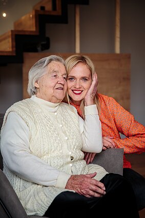 Živilė Kropaitė su močiute Ona Butrimaite-Lauriniene