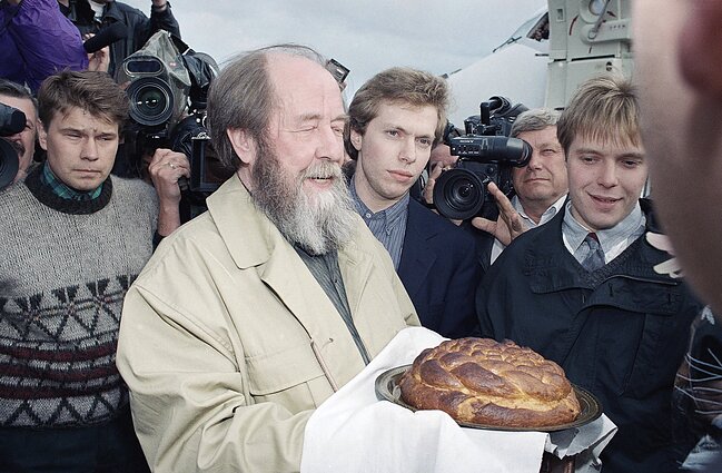 Aleksandras Solženicynas po egzilės grįžta į Rusiją 1994 m. Aleksandras Solženicynas po egzilės grįžta į Rusiją 1994 m.