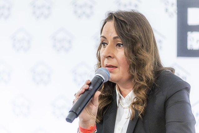 Kristina Sabaliauskaitė. Diskusija „Rašytojo vaidmuo karo akivaizdoje“. Kristina Sabaliauskaitė. Diskusija „Rašytojo vaidmuo karo akivaizdoje“.