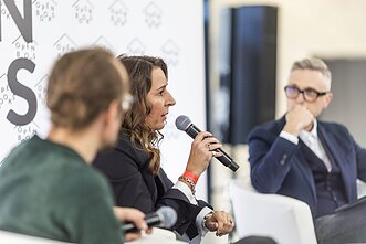 Kristina Sabaliauskaitė. Diskusija „Rašytojo vaidmuo karo akivaizdoje“. Kristina Sabaliauskaitė. Diskusija „Rašytojo vaidmuo karo akivaizdoje“.