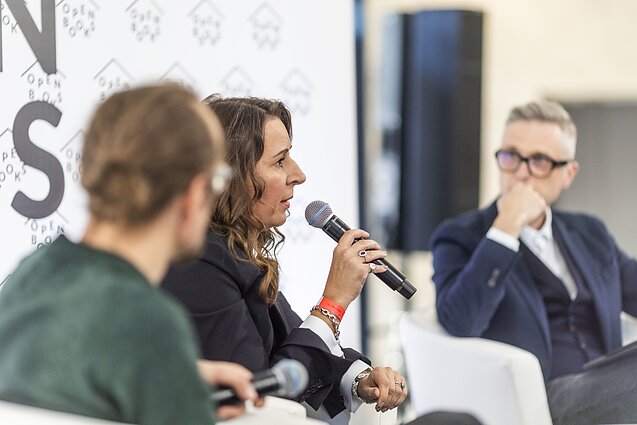 Kristina Sabaliauskaitė. Diskusija „Rašytojo vaidmuo karo akivaizdoje“. Kristina Sabaliauskaitė. Diskusija „Rašytojo vaidmuo karo akivaizdoje“.