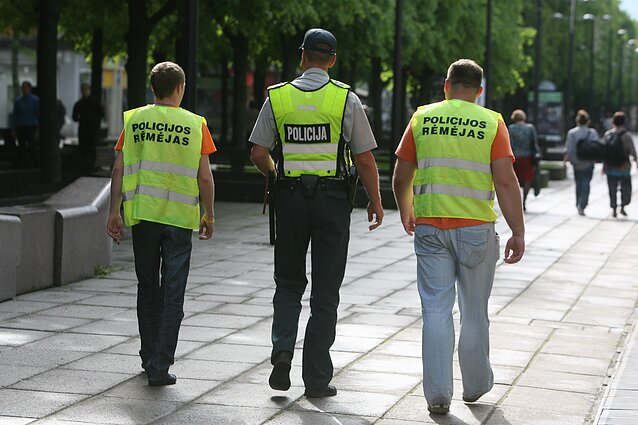 Policijos pareigūnas su policijos rėmėjais