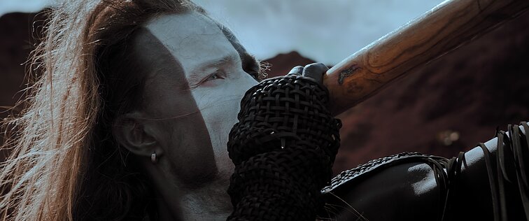 „Black Spikes“ vaizdo klipo kadras