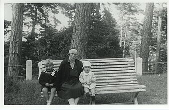 Pranė Grinkevičienė su vaikais Juozu ir Dalia, 1929 m. Pranė Grinkevičienė su vaikais Juozu ir Dalia, 1929 m.