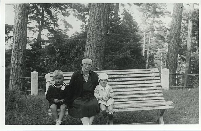 Pranė Grinkevičienė su vaikais Juozu ir Dalia, 1929 m. Pranė Grinkevičienė su vaikais Juozu ir Dalia, 1929 m.