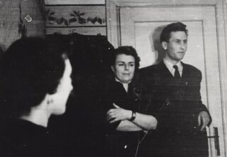 Dalia Grinkevičiūtė susitikime su likimo draugais. Dešinėje – Valensas Puodžius. Kaunas, 1958 m. Dalia Grinkevičiūtė susitikime su likimo draugais. Dešinėje – Valensas Puodžius. Kaunas, 1958 m.