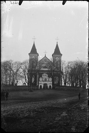 Laukuvos Šv. Kryžiaus Atradimo bažnyčia. 1927 m. Nacionalinio M. K. Čiurlionio dailės muziejaus nuotr. Laukuvos Šv. Kryžiaus Atradimo bažnyčia. 1927 m. Nacionalinio M. K. Čiurlionio dailės muziejaus nuotr.