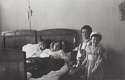 Dalia Grinkevičiūtė su broliu Juozu prie sergančios mamos. Kaunas, apie 1934 m. Dalia Grinkevičiūtė su broliu Juozu prie sergančios mamos. Kaunas, apie 1934 m.