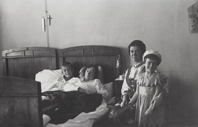 Dalia Grinkevičiūtė su broliu Juozu prie sergančios mamos. Kaunas, apie 1934 m. Dalia Grinkevičiūtė su broliu Juozu prie sergančios mamos. Kaunas, apie 1934 m.
