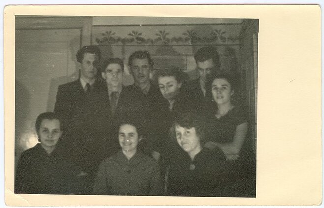Tremtiniai, sugrįžę iš Jakutijos, susitinka Kaune. 1958 m. Tremtiniai, sugrįžę iš Jakutijos, susitinka Kaune. 1958 m.