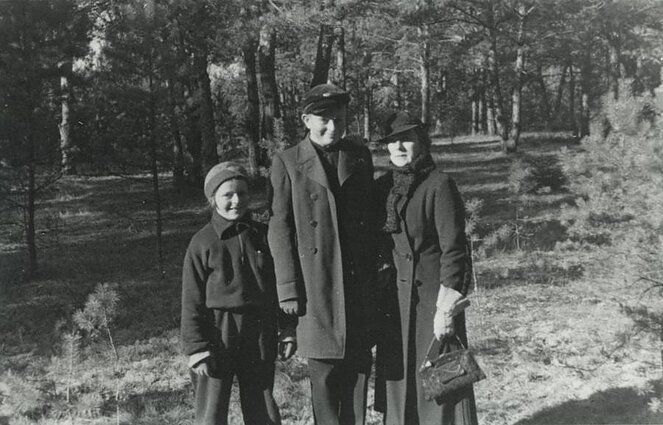 Pranė Grinkevičienė su sūnumi Juozu ir dukra Dalia. Kaunas, 1937 m. Pranė Grinkevičienė su sūnumi Juozu ir dukra Dalia. Kaunas, 1937 m.