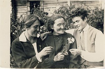 V. Šleivytė su seserimi Marijona ir mama Barbora. 1930 m.