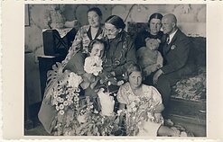 Veronika Šleivytė. Kitoje fotografijos pusėje V. Šleivytės mamos užrašas „Brangiai mana Varusite, aš pasilieku tava atminimui tava matina B.Š." ir žalio rašalo V. Šleivytės antspaudas. 20 a. I ketv.
