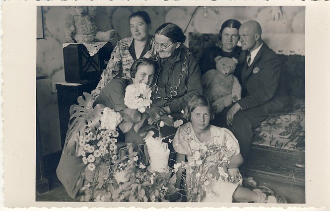 Veronika Šleivytė. Kitoje fotografijos pusėje V. Šleivytės mamos užrašas „Brangiai mana Varusite, aš pasilieku tava atminimui tava matina B.Š." ir žalio rašalo V. Šleivytės antspaudas. 20 a. I ketv.