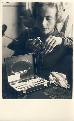 Veronika Šleivytė. Kitoje fotografijos pusėje užrašas „Nukerpu nagus ir visų atostogų polzą. Viktariškiai nuo 28 d. VI iki 24 d VIII m. 1936 m."