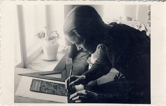 Veronika Šleivytė daro knygos „Daubiškių inteligentai" viršelį. 1937-12-26. 