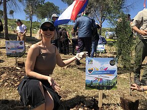 Monika Linkytė Izraelyje ne tik dainavo, bet ir pasodino medį