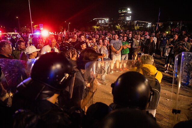 Riaušės prie Seimo po mitingo dėl ribojimų nepasiskiepijusiems nuo COVID-19
