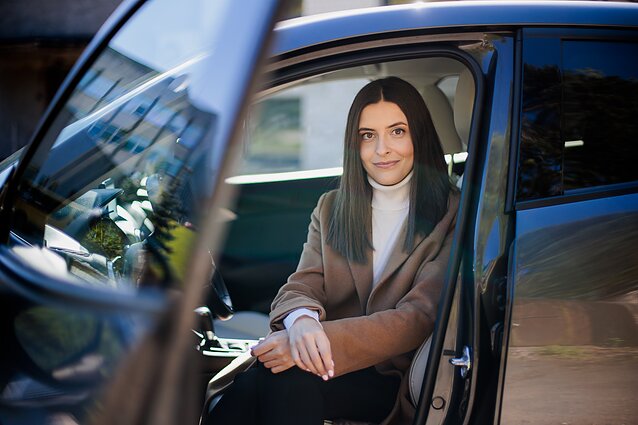 Simona Vasiliauskaitė ir jos automobilis Simona Vasiliauskaitė ir jos automobilis