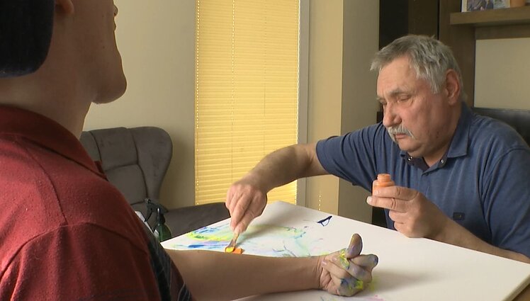 Eimantui cerebrinis paralyžius – ne kliūtis, tapyba neatsiejama nuo jo kasdienybės: svajonės link padeda judėti tėvai Eimantui cerebrinis paralyžius – ne kliūtis, tapyba neatsiejama nuo jo kasdienybės: svajonės link padeda judėti tėvai