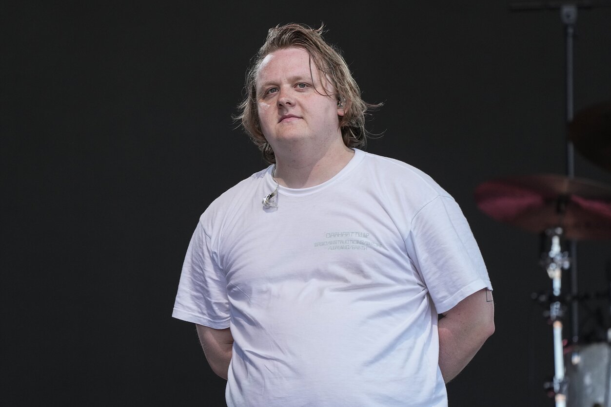Lewis Capaldi per pasirodymą Glastonbury festivalyje prarado balsą