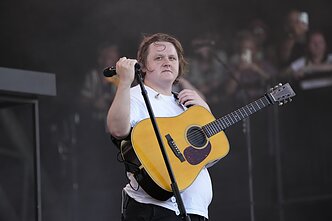 Lewis Capaldi per pasirodymą Glastonbury festivalyje prarado balsą