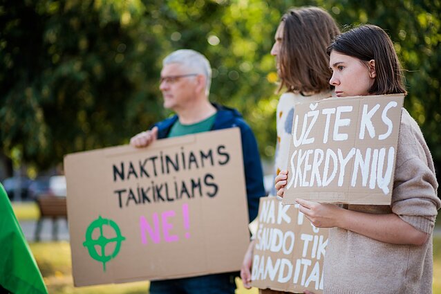 Prie Seimo aktyvistai protestavo dėl naktinio matymo taikiklių medžioklėje