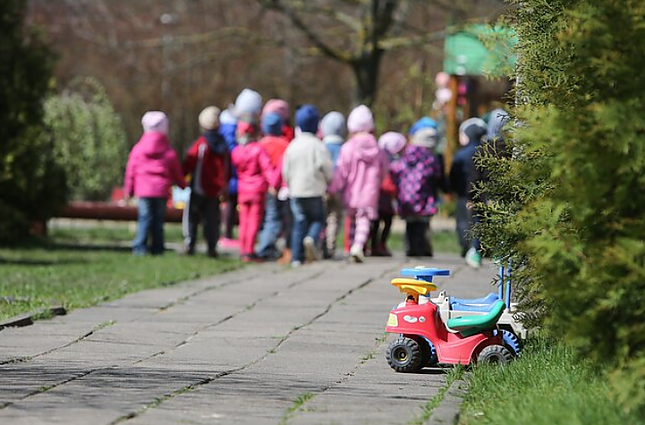 Žinios. Ne visuose darželiuose leidžiama vaikams nemiegoti per pietus: tėvai tokio įstaigų pasirinkimo sako nesuprantantys