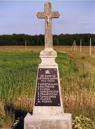 Paminklas 1944–1949 m. Vabalninko valsčiaus Ilgalaukių ir Smilgiškio kaimo apylinkėse veikusiems ir žuvusiems partizanams atminti, 1992 m. Paminklas 1944–1949 m. Vabalninko valsčiaus Ilgalaukių ir Smilgiškio kaimo apylinkėse veikusiems ir žuvusiems partizanams atminti, 1992 m.