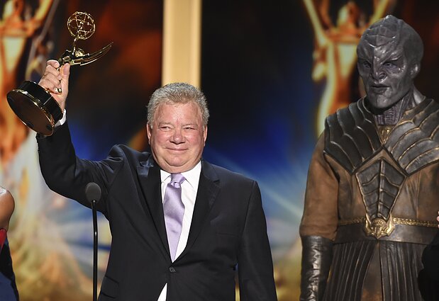 Williamas Shatneris 2018 m. Televizijos akademijos kūrybinių menų „Emmy“ apdovanojimų metu „Žvaigždžių kelio“ aktorių ir įgulos vardu atsiėmė „Guvernors“ apdovanojimą. Williamas Shatneris 2018 m. Televizijos akademijos kūrybinių menų „Emmy“ apdovanojimų metu „Žvaigždžių kelio“ aktorių ir įgulos vardu atsiėmė „Guvernors“ apdovanojimą.