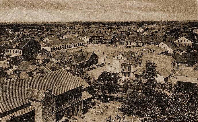 Vilkaviškio turgavietė nuo Katedros bokšto, 1915 m. Vilkaviškio turgavietė nuo Katedros bokšto, 1915 m.