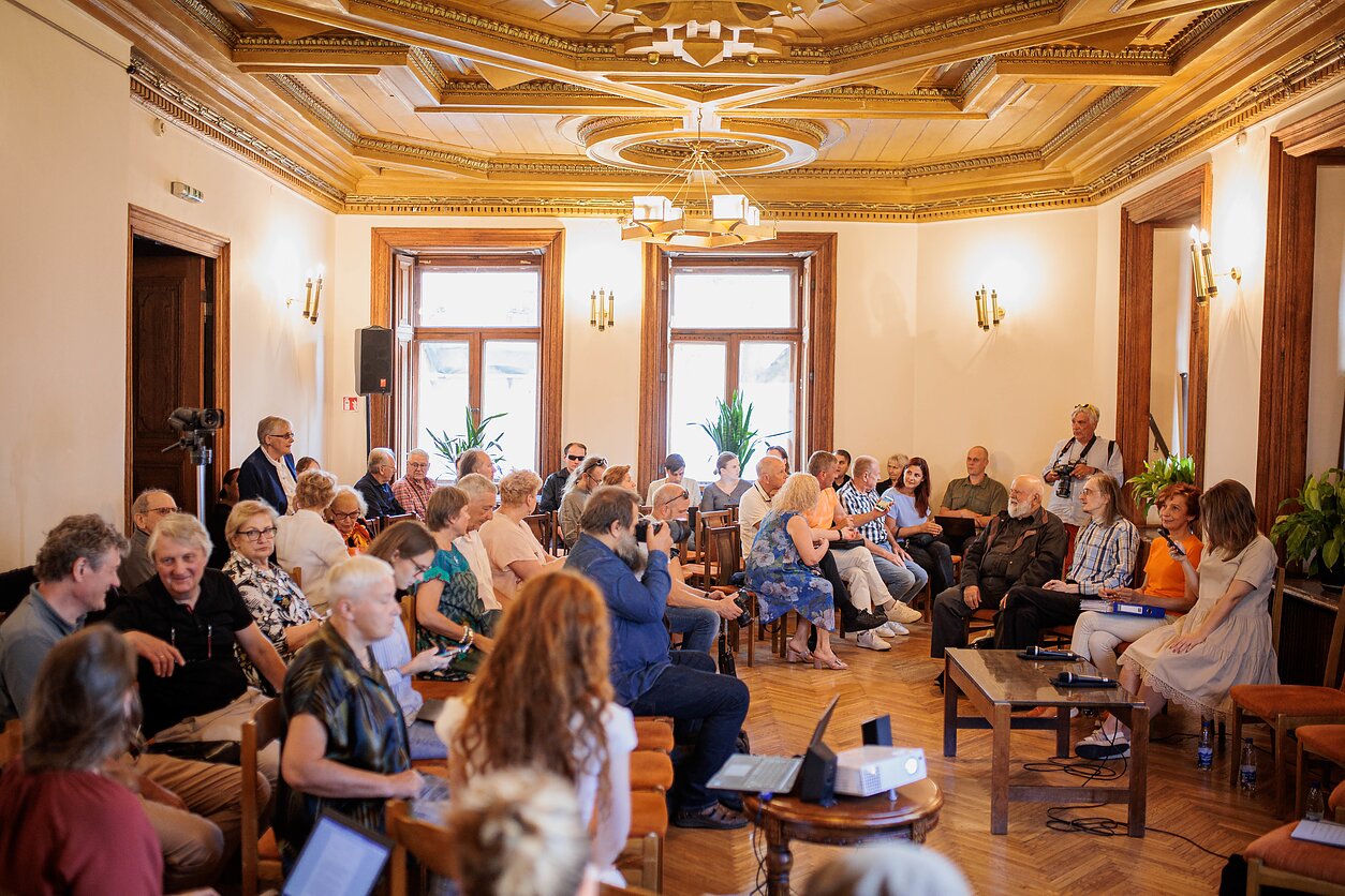 Diskusija dėl paminklo Justinui Marcinkevičiui Lietuvos rašytojų sąjungoje Diskusija dėl paminklo Justinui Marcinkevičiui Lietuvos rašytojų sąjungoje