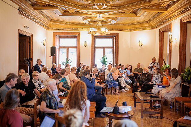 Diskusija dėl paminklo Justinui Marcinkevičiui Lietuvos rašytojų sąjungoje Diskusija dėl paminklo Justinui Marcinkevičiui Lietuvos rašytojų sąjungoje