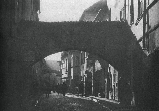 Vilniaus getas. Įėjimas į žydų kvartalą Mėsinių g. 15. Apie 1936 metai. Vilniaus getas. Įėjimas į žydų kvartalą Mėsinių g. 15. Apie 1936 metai.