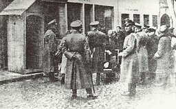 Vilniaus getas. Gestapas daro kratą prie Vilniaus geto vartų Rūdninkų gatvėje, apie 1942 metai Vilniaus getas. Gestapas daro kratą prie Vilniaus geto vartų Rūdninkų gatvėje, apie 1942 metai