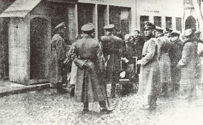 Vilniaus getas. Gestapas daro kratą prie Vilniaus geto vartų Rūdninkų gatvėje, apie 1942 metai Vilniaus getas. Gestapas daro kratą prie Vilniaus geto vartų Rūdninkų gatvėje, apie 1942 metai