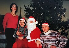 V. Lukočius su žmona ir sūnumu kalėdinio vakarėlio metu V. Lukočius su žmona ir sūnumu kalėdinio vakarėlio metu
